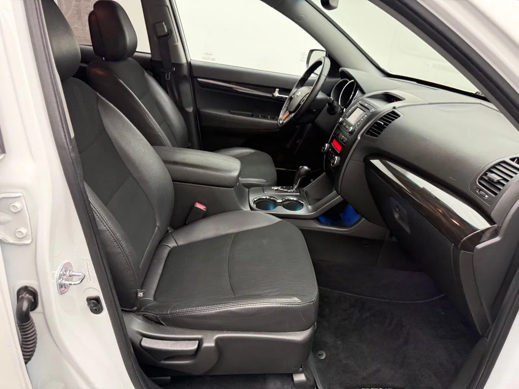 Used 2012 White Kia EX image 31