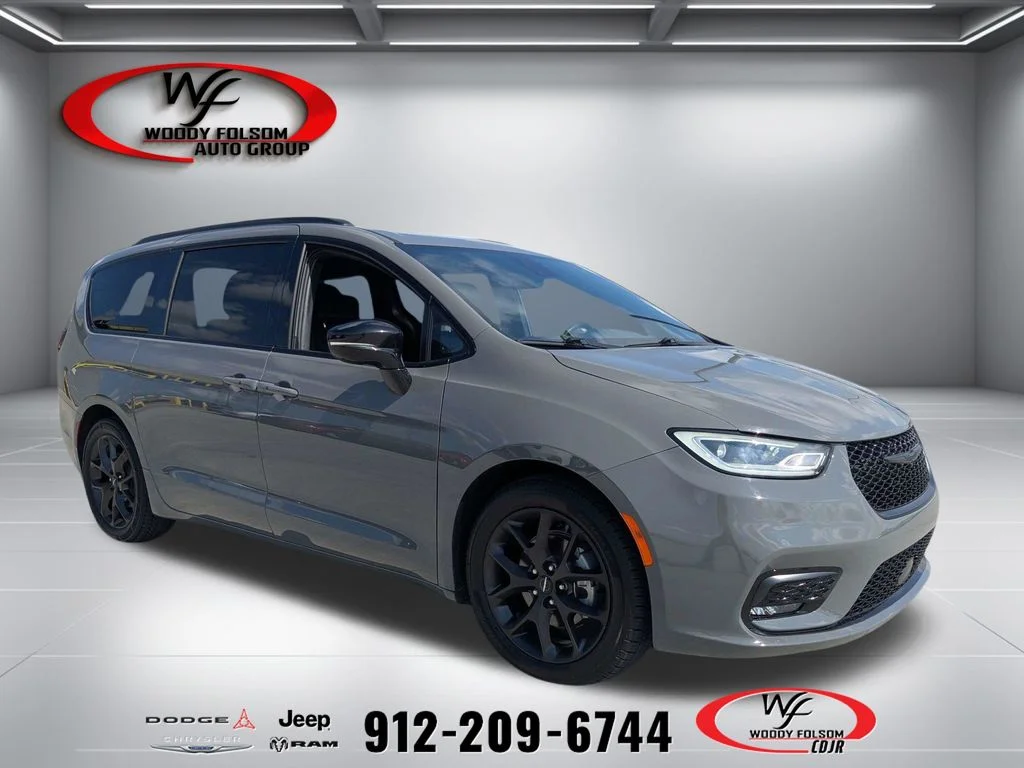 Used 2025 White Chrysler Limited image 1