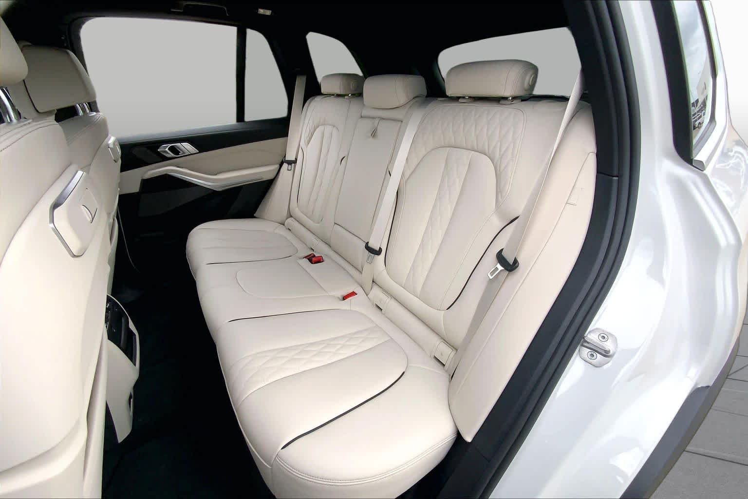 Used 2024 Mineral White Metallic BMW xDrive40i image 19