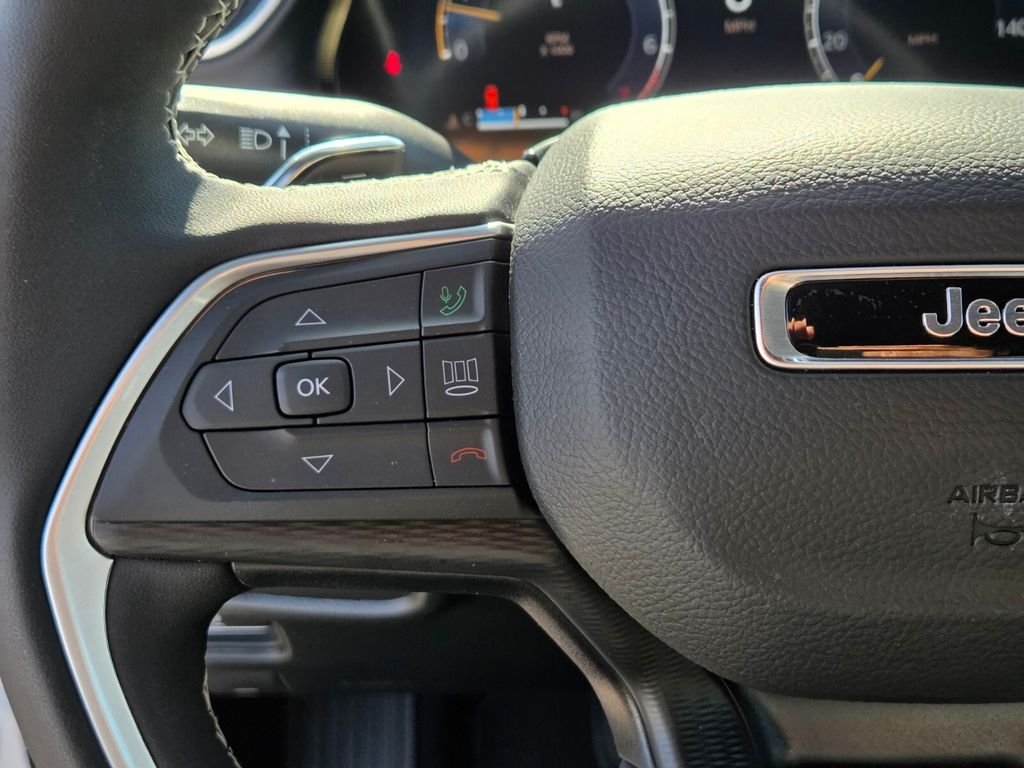 Used 2025 White/off-white Jeep  image 26