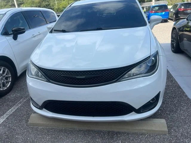 Used 2018 White Chrysler Touring Plus image 4