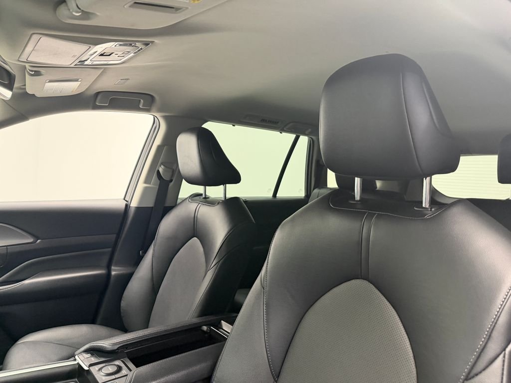 Used 2025  Toyota XLE image 22
