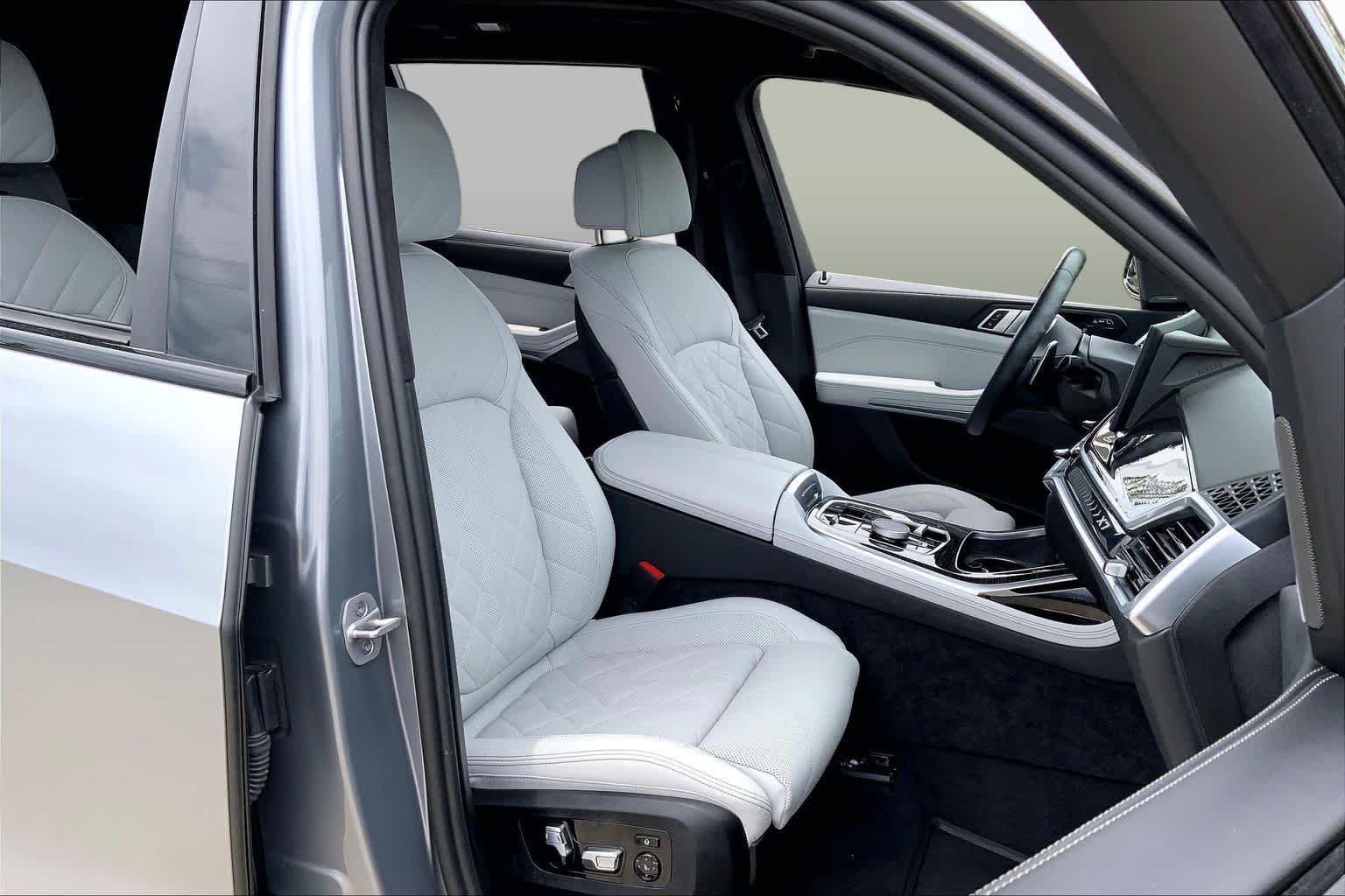 Used 2025 Skyscraper Grey Metallic BMW xDrive40i image 8