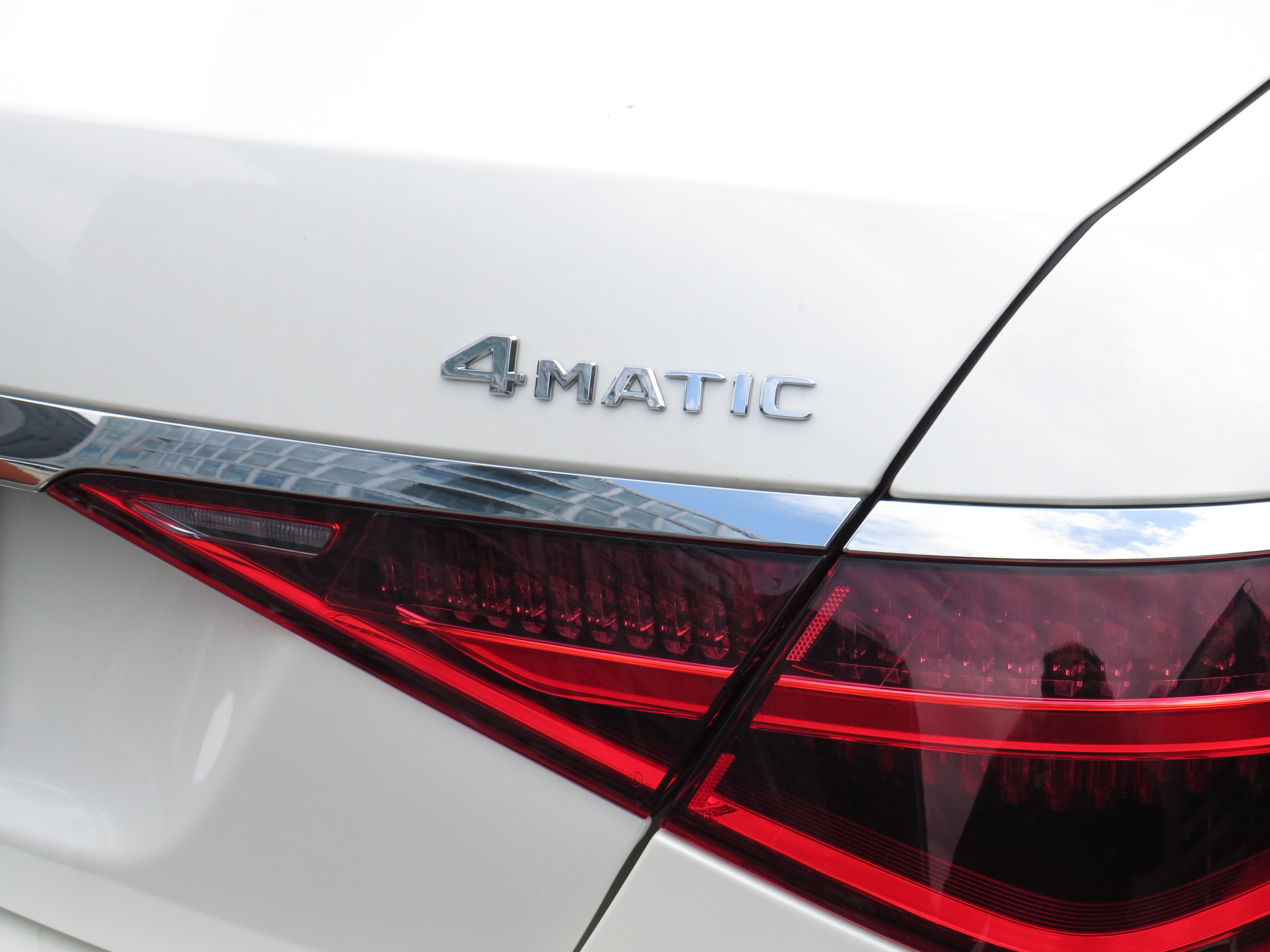 Certified Used 2023 MANUFAKTUR Diamond White Metallic Mercedes-Benz S 500 4MATIC® image 32