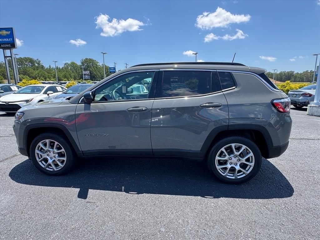 Used 2023 Gray Jeep Latitude Lux image 6