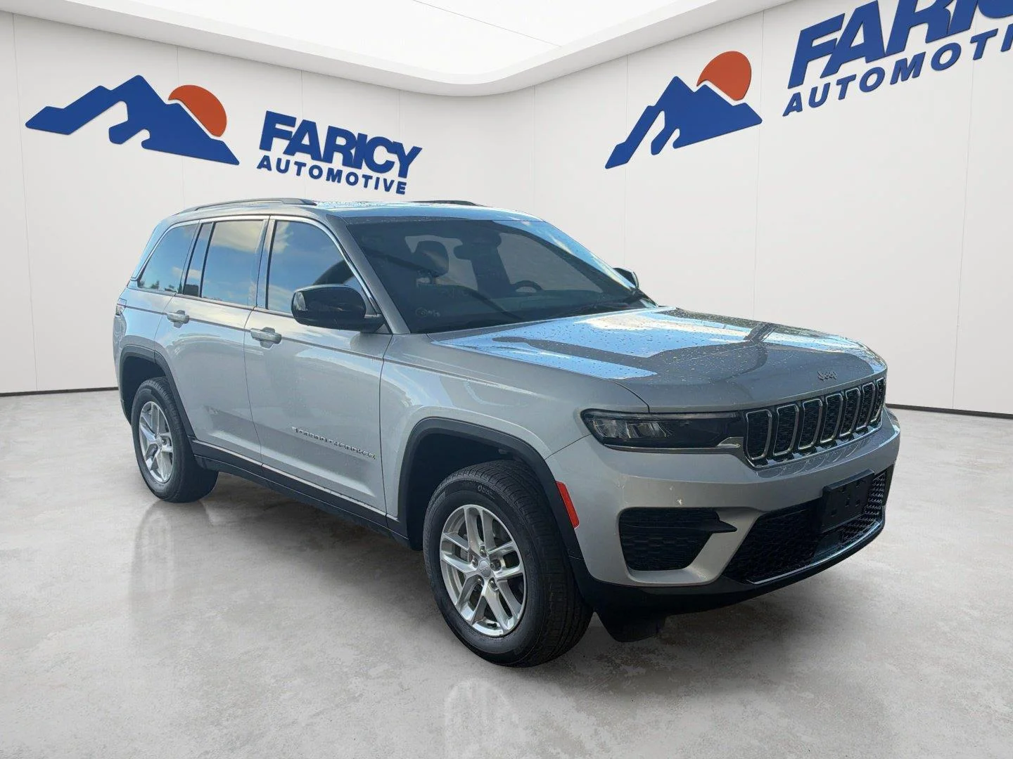 Used 2024 Silver Zynith Jeep Laredo X image 4