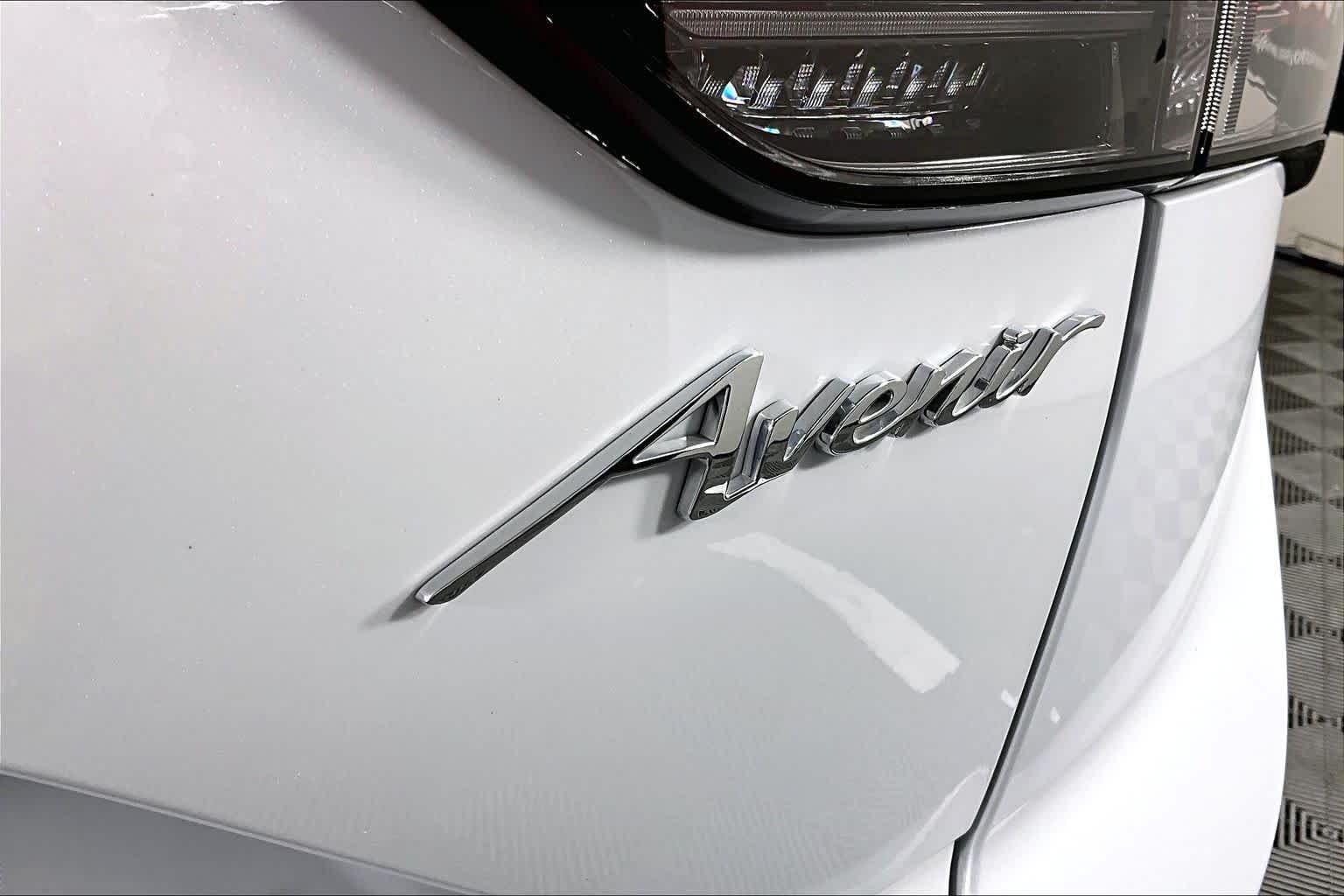 Used 2025 Iridescent White Tricoat Buick Avenir image 10