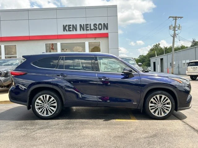 Used 2022 Gray Toyota Platinum image 15
