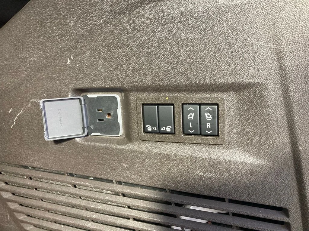 Used 2022 Gray Chevrolet Z71 image 26
