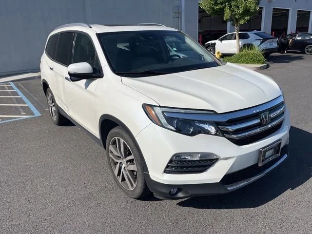 Used 2016 White Diamond Pearl Honda Touring image 3