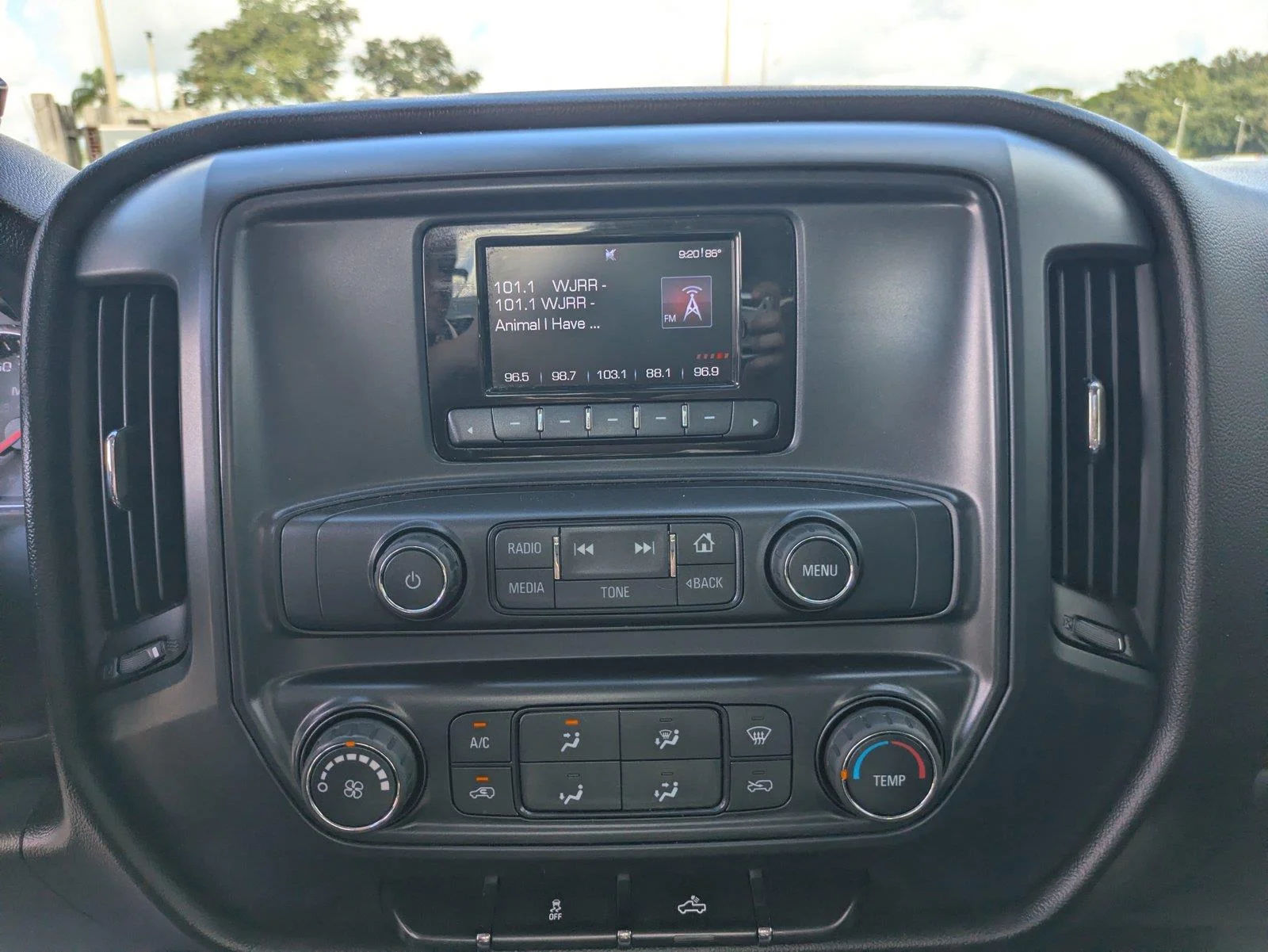 Used 2014 White GMC Base image 18