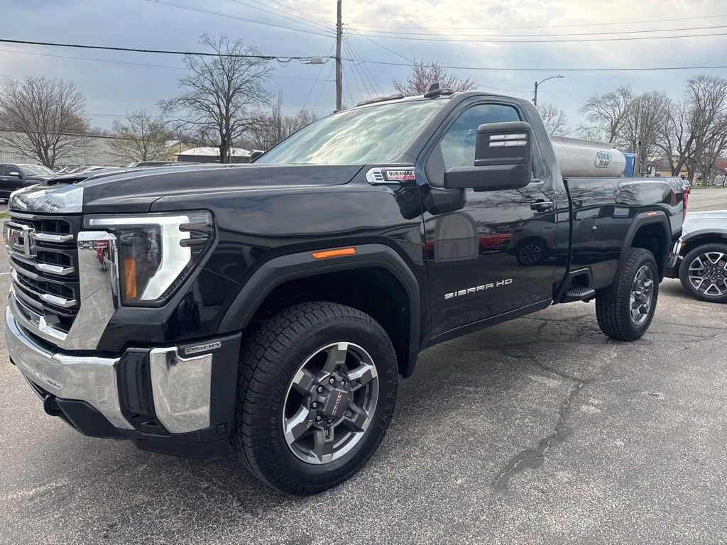 Used 2025 Onyx Black GMC SLE image 3