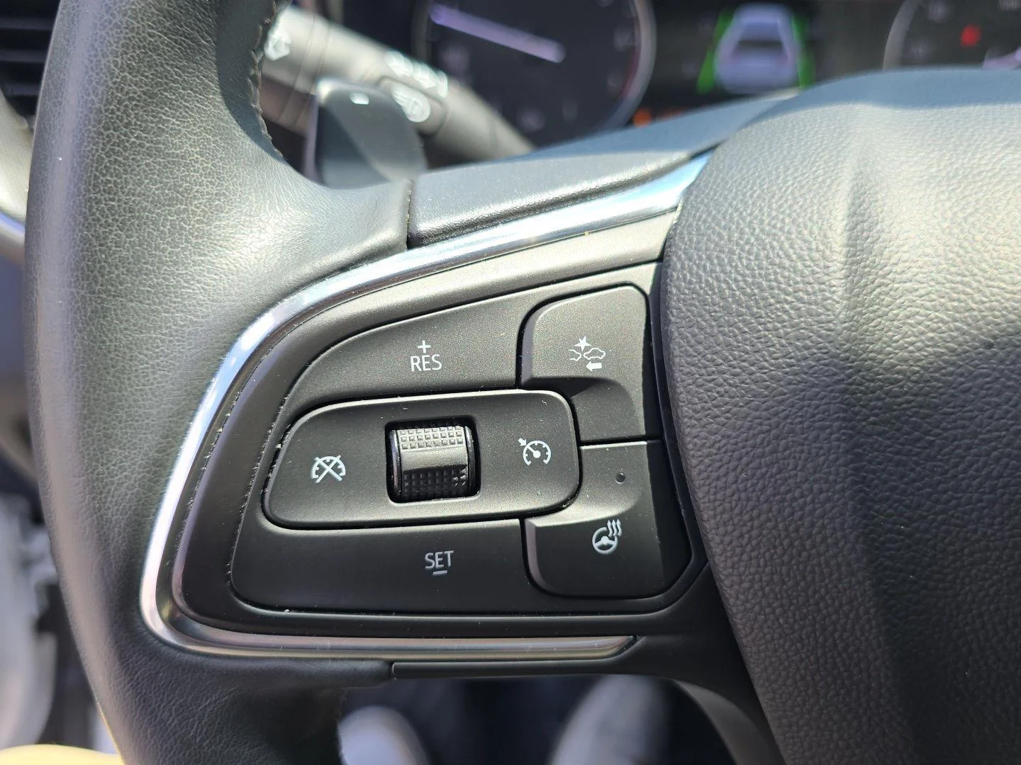 Used 2023 White Frost Tricoat Buick Essence image 16