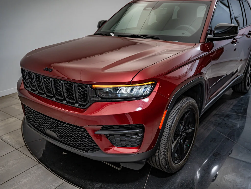 Used 2023 Velvet Red Pearlcoat Jeep Altitude image 14