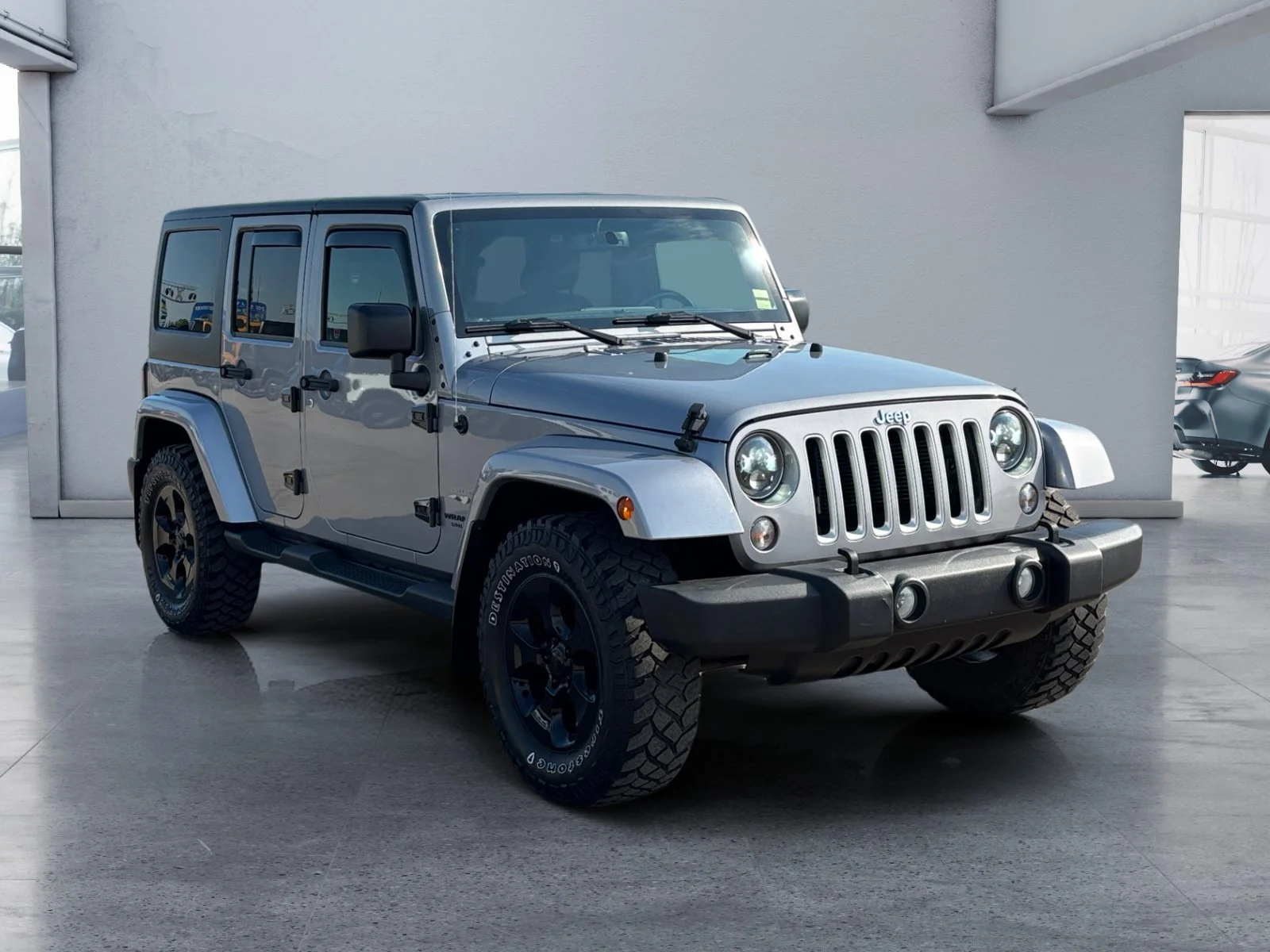 Used 2016 Silver Jeep Sahara image 7