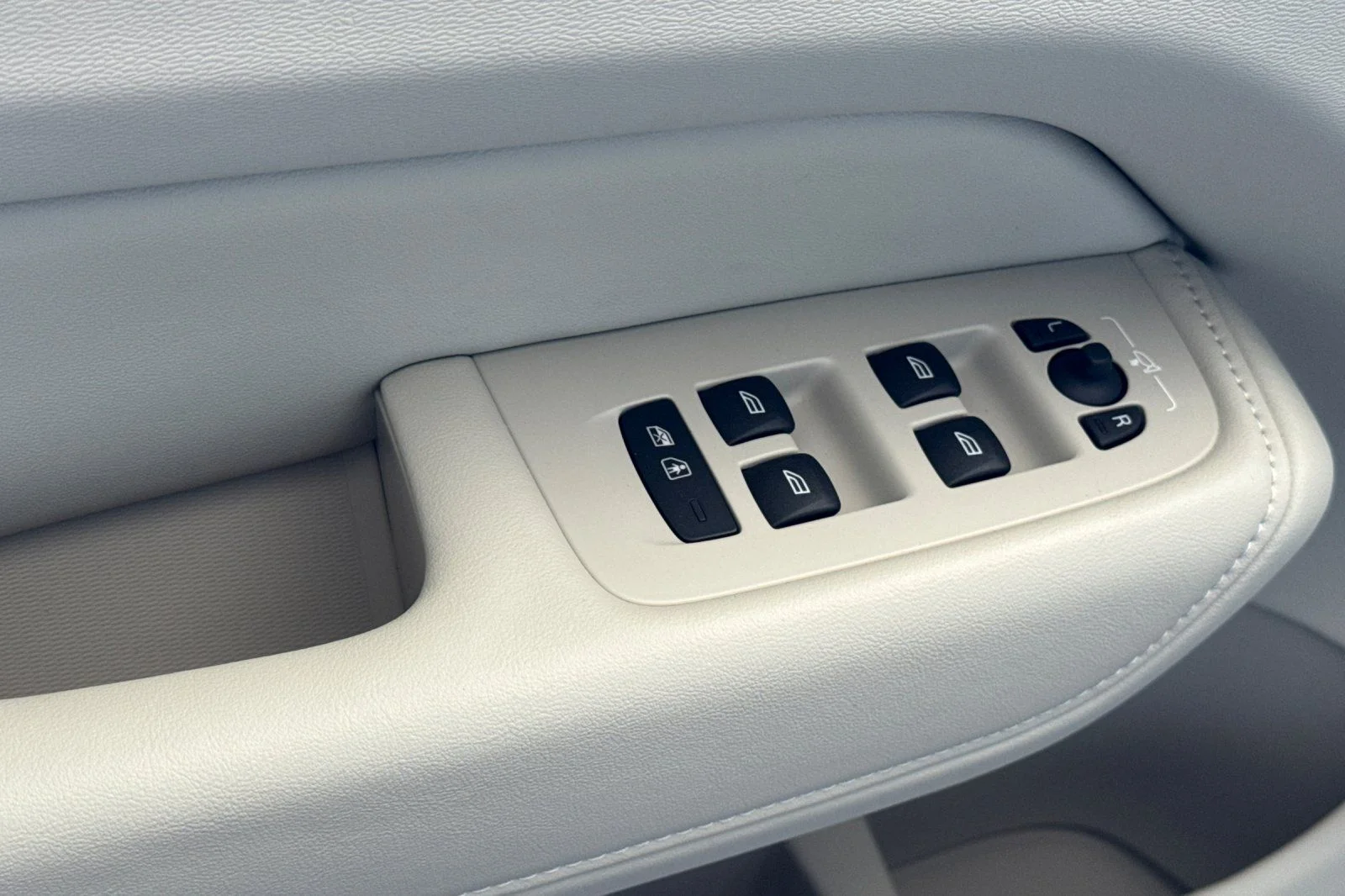 New 2026 Crystal White Volvo T8 Ultra image 15
