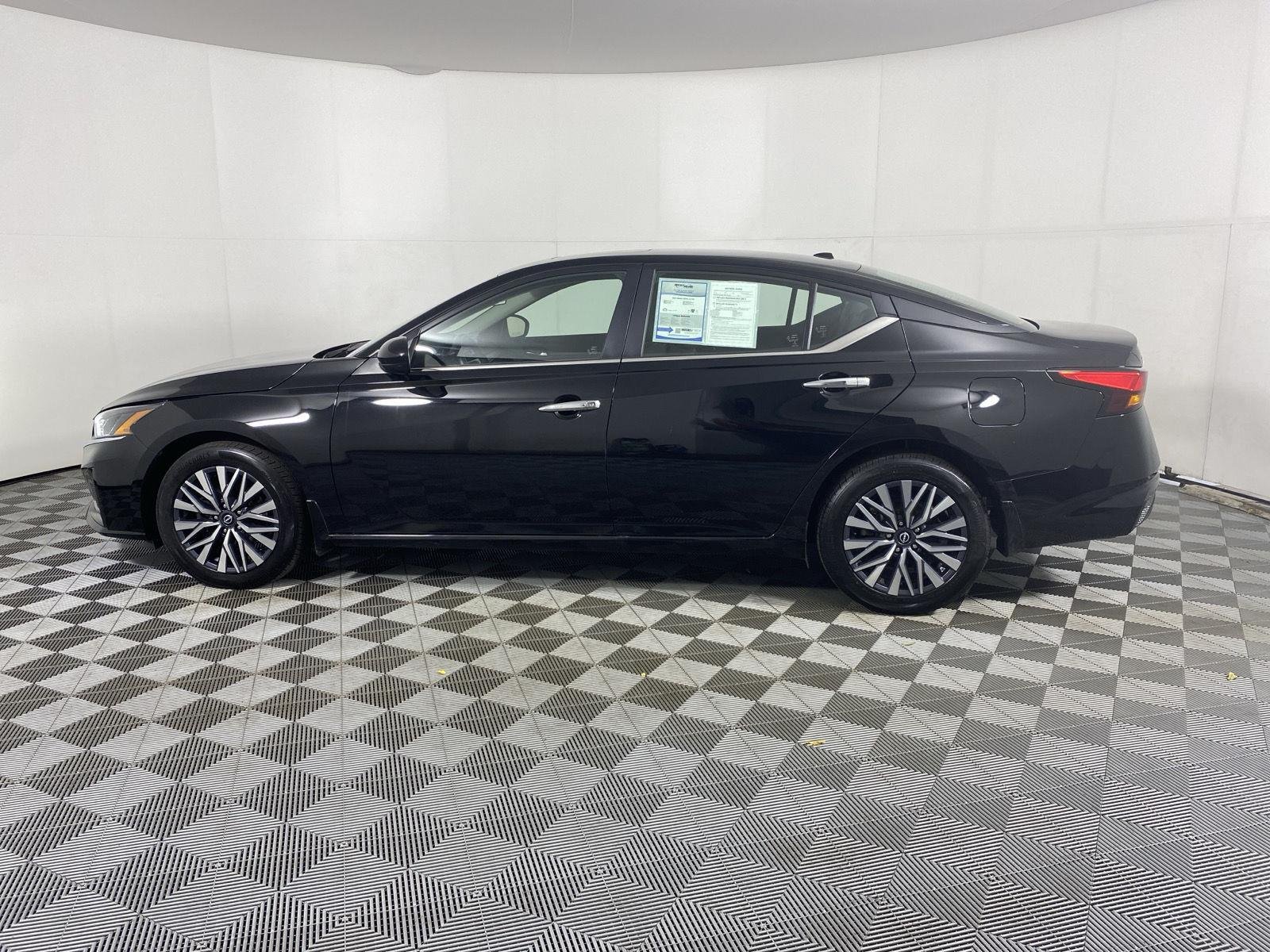 Used 2024 Super Black Nissan 2.5 SV image 4