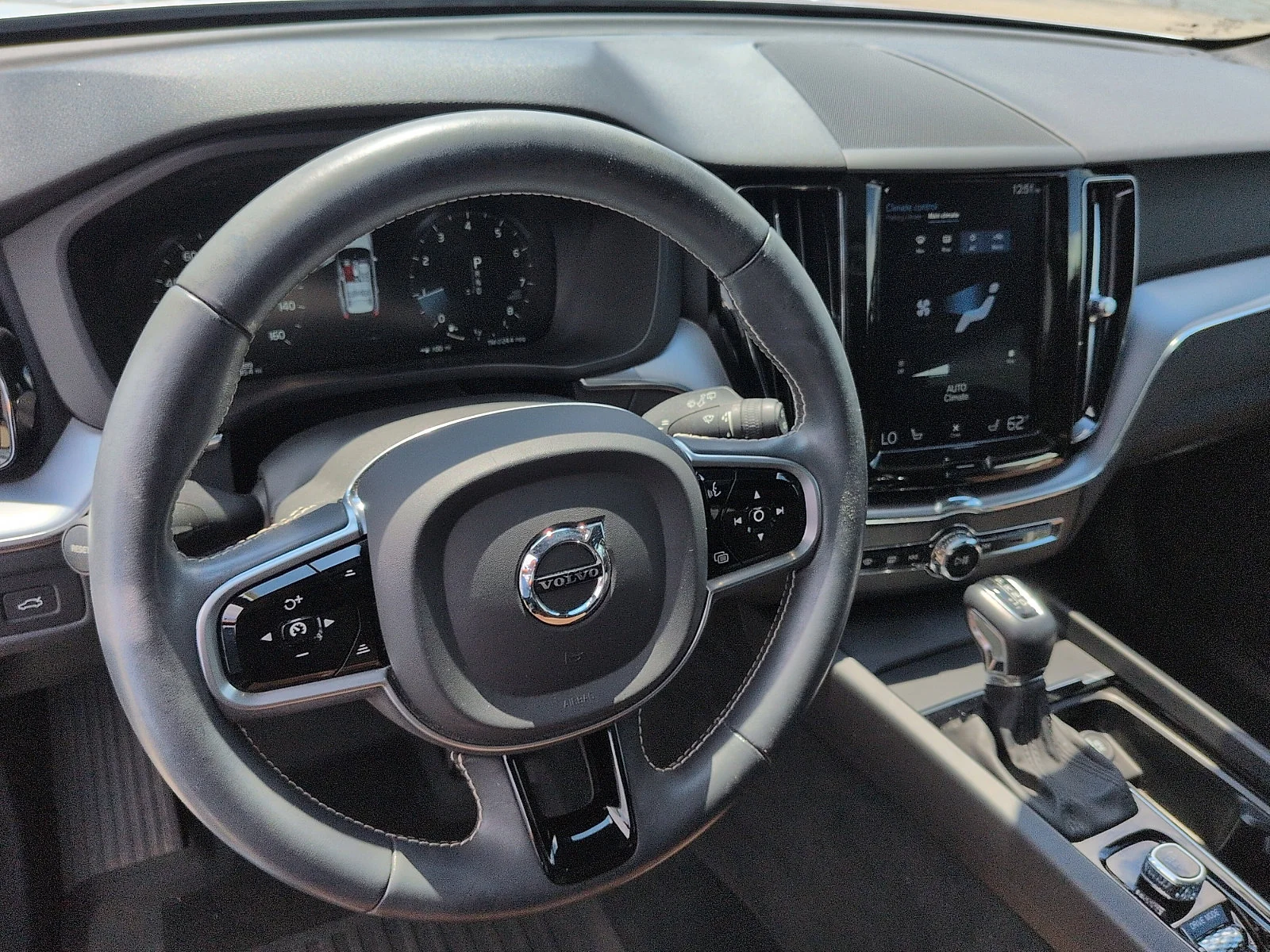 Used 2020 Bright Silver Metallic Volvo Momentum image 9