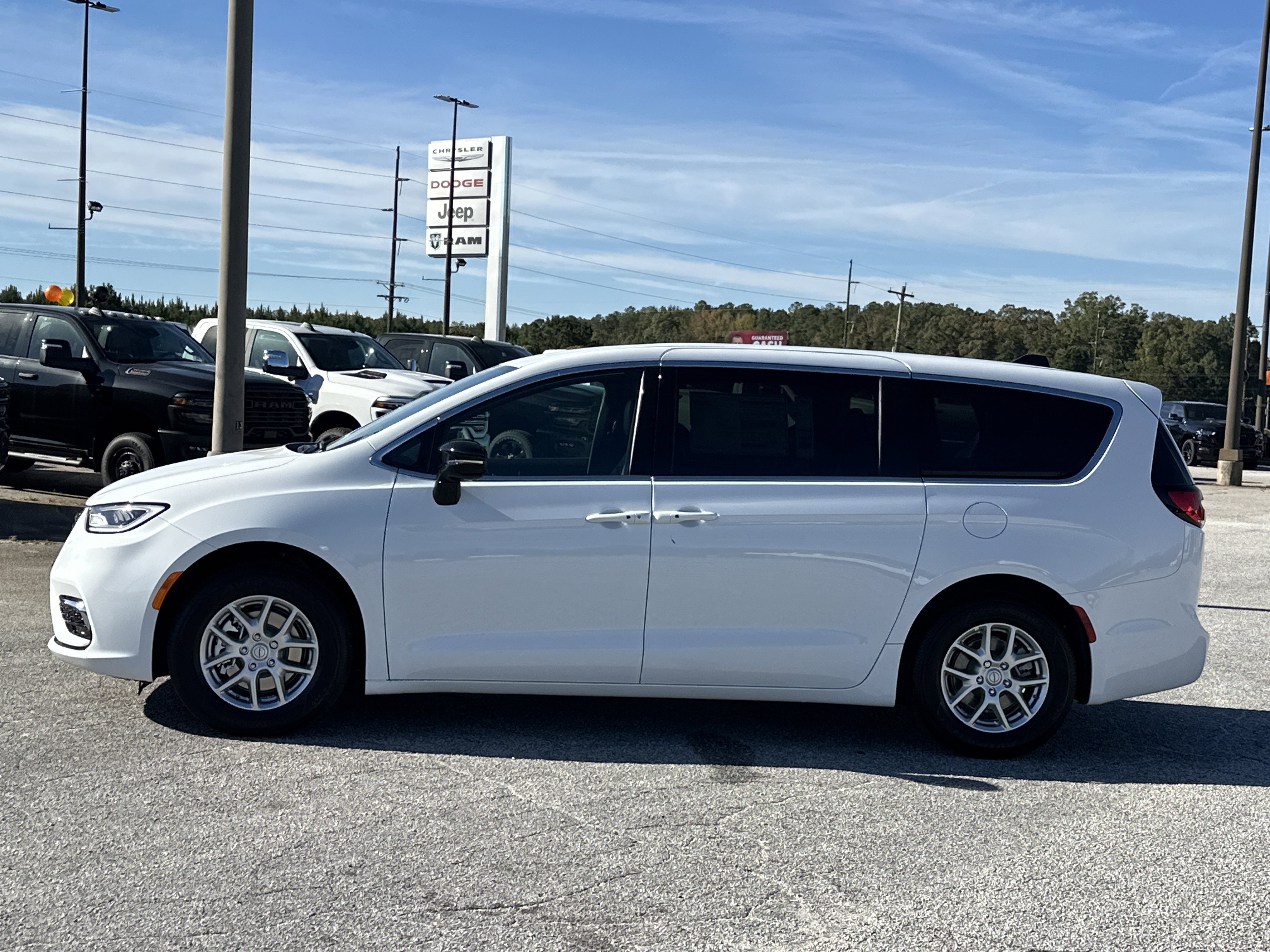 New 2026 Bright White Clear-Coat Exterior Paint Chrysler Select image 5