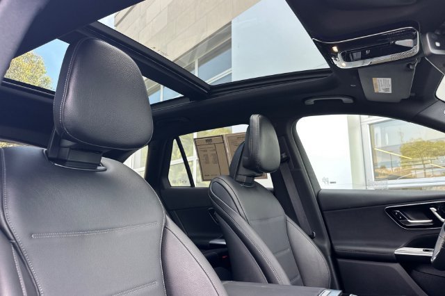 Used 2025  Mercedes-Benz GLC 300 image 16