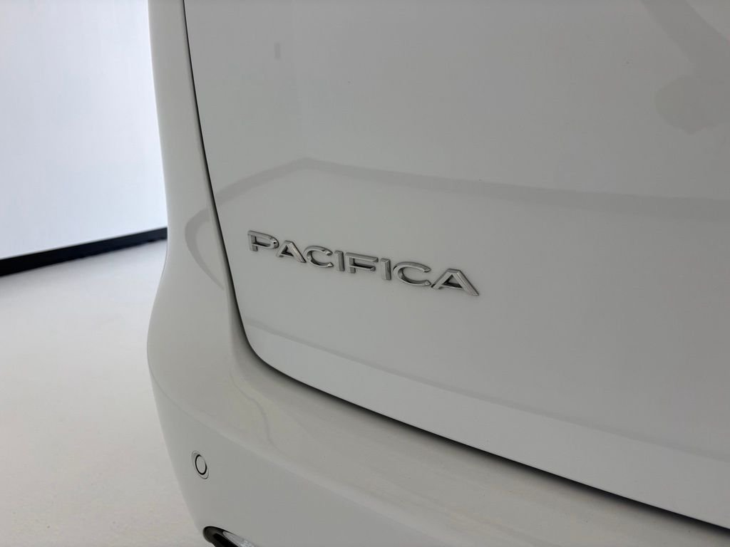 Used 2025 White Chrysler Select image 26