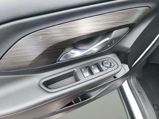 Used 2024 White GMC SLE image 20
