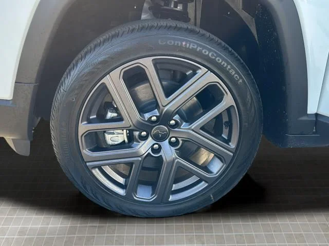 New 2026 White/off-white Jeep Latitude image 47