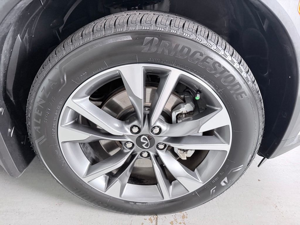 Used 2023 White INFINITI LUXE image 4