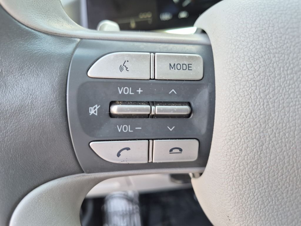 Used 2021 White Hyundai Blue image 18