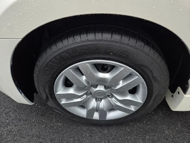 Used 2009 White Nissan 2.5 S image 25