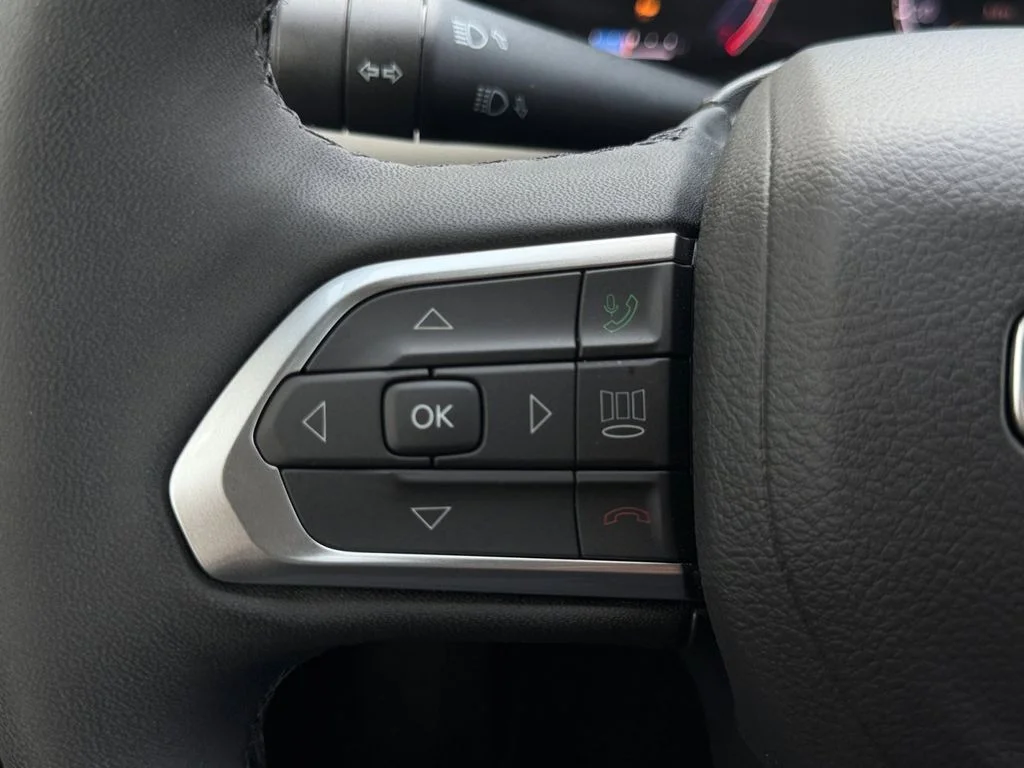 Used 2025 Silver Jeep Limited image 31