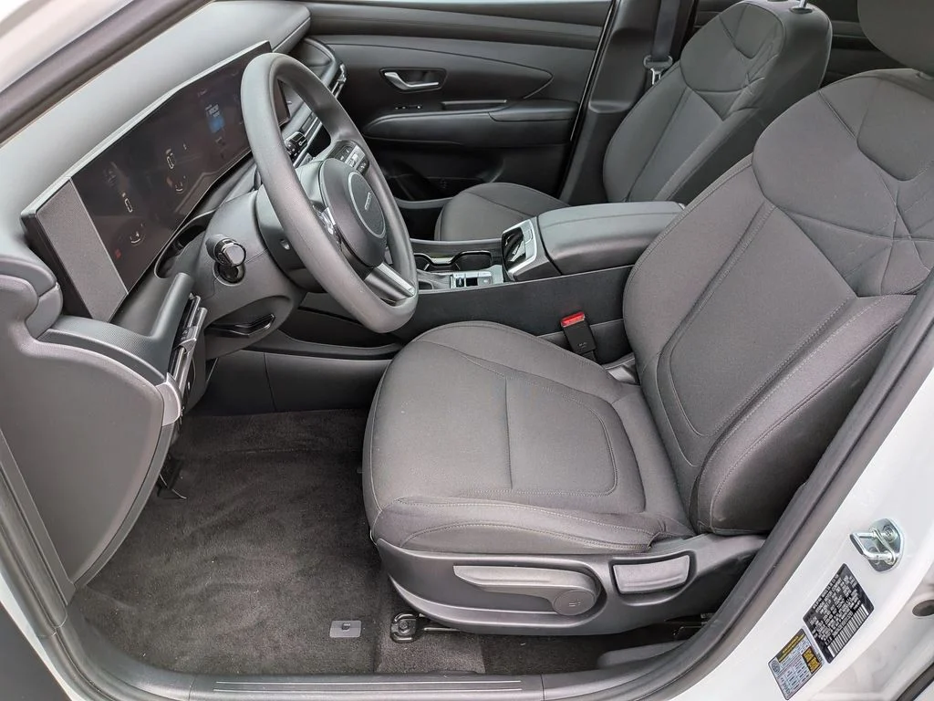 Used 2025 White Hyundai SE image 11