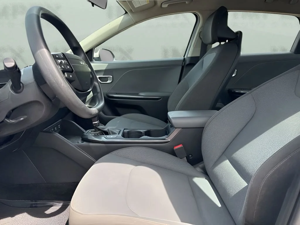 Used 2025 White Kia LXS image 9