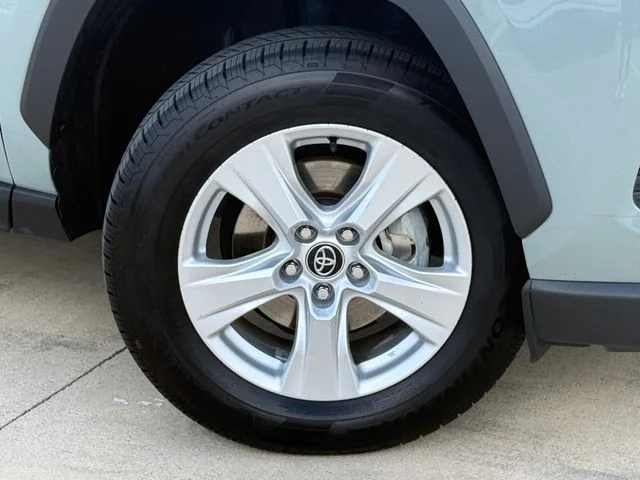 Used 2021  Toyota XLE image 2