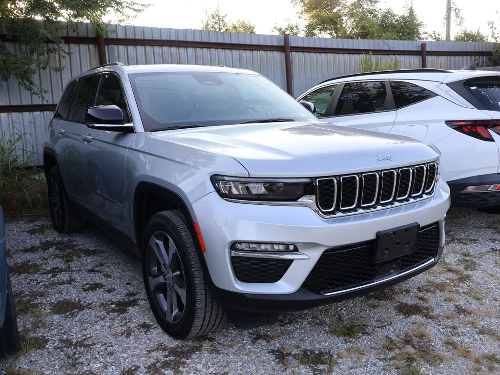 Used 2024 Silver Jeep Limited image 13