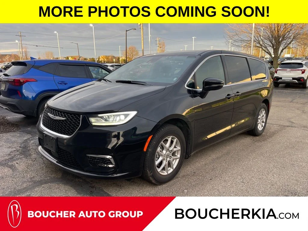 2025 Chrysler Pacifica Select's photo