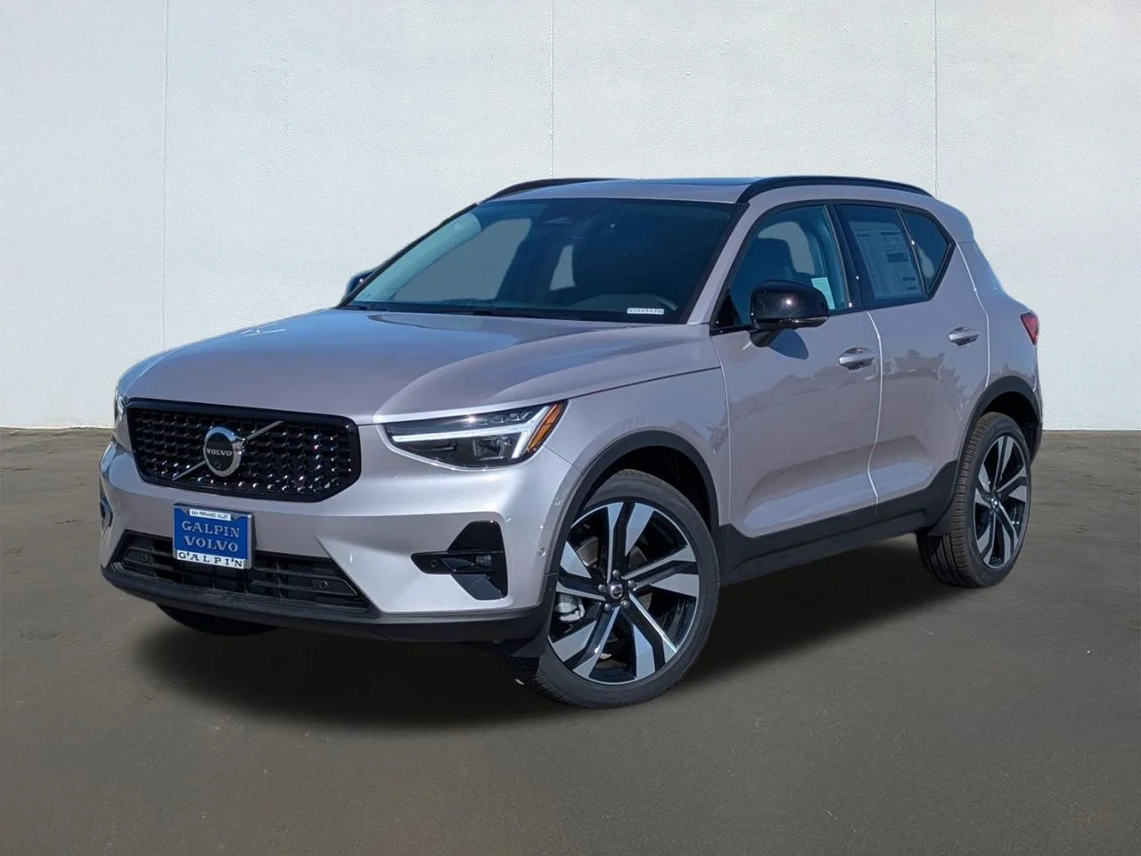 2026 Volvo XC40 B5 Plus Dark AWD's photo