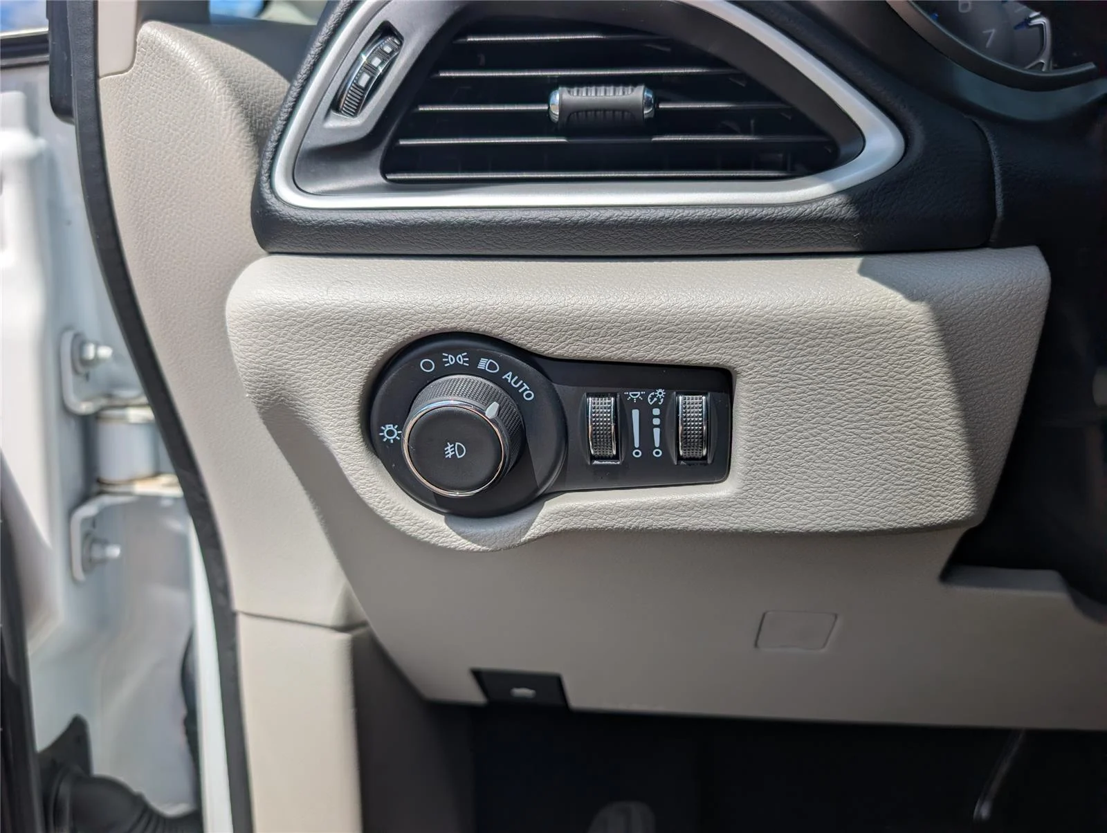 Used 2024 Bright White Clearcoat Chrysler Touring L image 28
