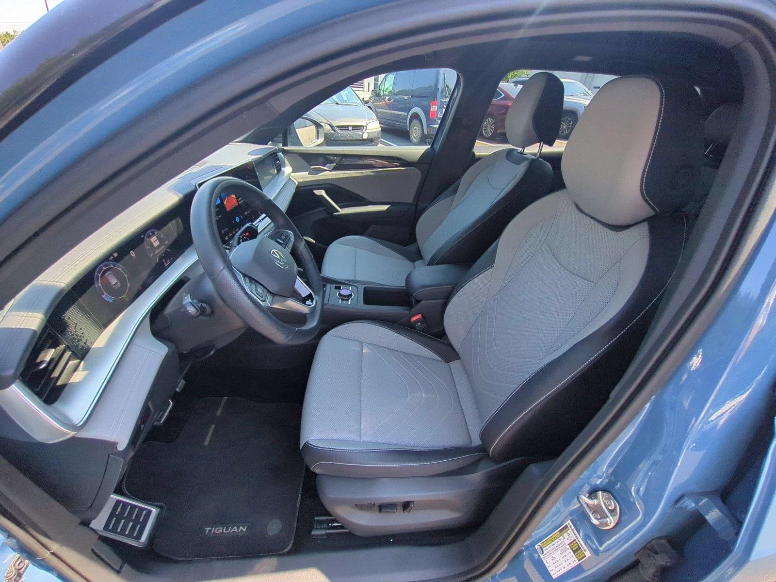 Used 2025 Monterey Blue Pearl VOLKSWAGEN SERBLK image 18