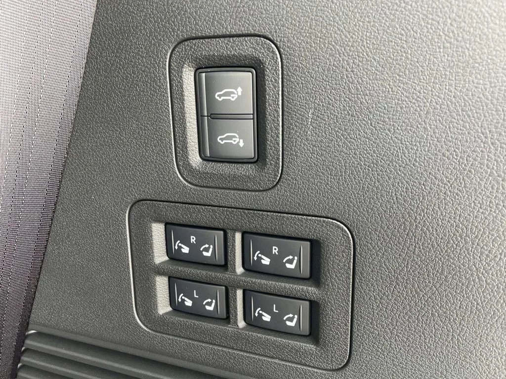 Used 2025 Black INFINITI LUXE image 9