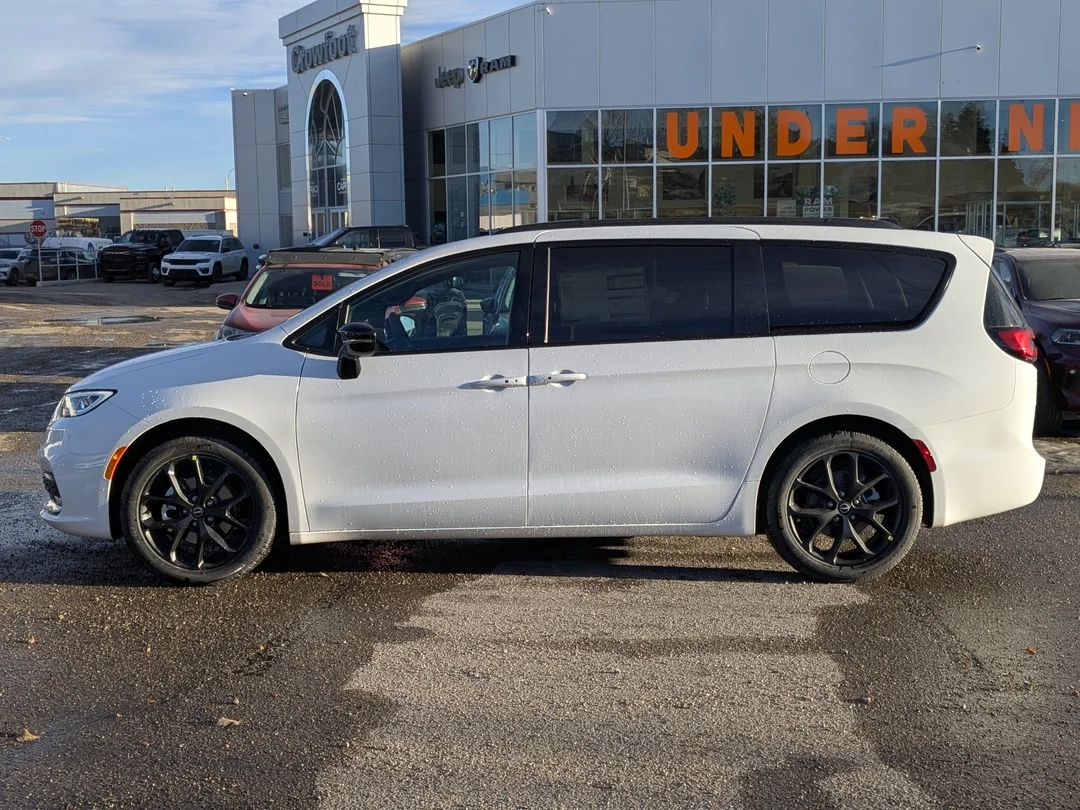 New 2026 White Chrysler Select - - FWD - Full Sunroof - S Appearance Package - 20 Foreshadow Wheels - Stow n Go & More! image 5