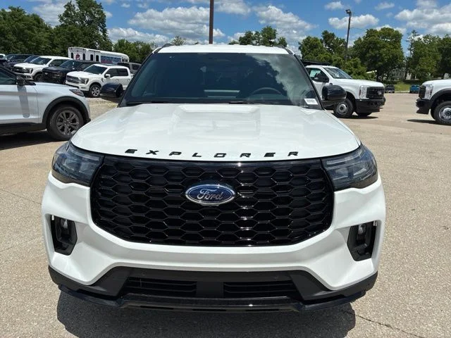 New 2026 Star White Metallic Tri-Coat Ford ST-Line image 12