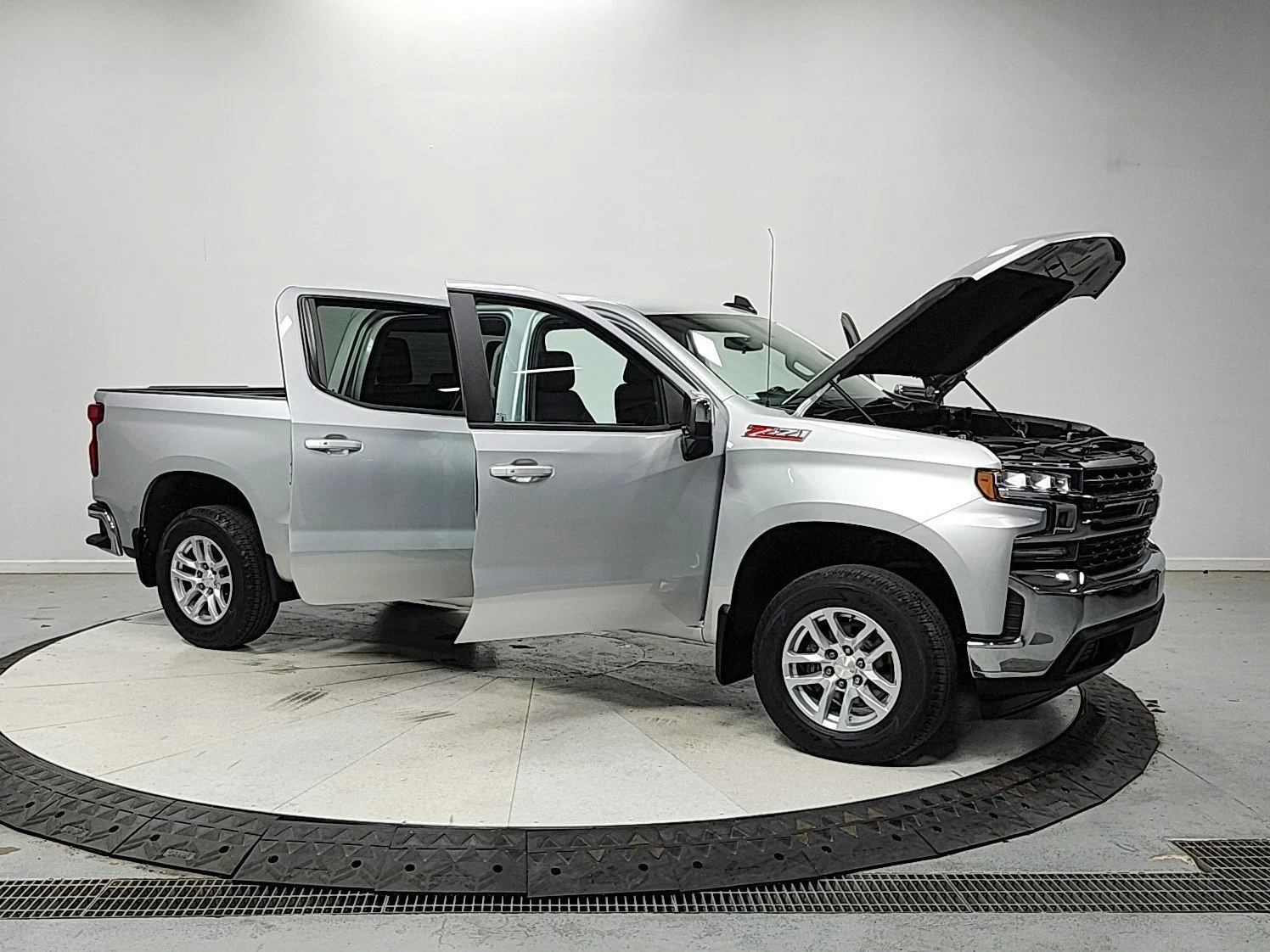 Used 2019 Silver Chevrolet LT image 9