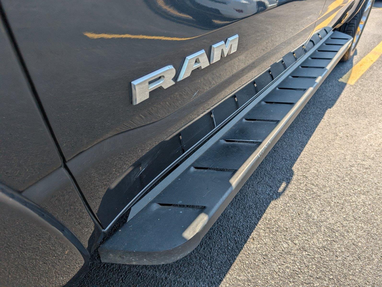 Used 2020 Diamond Black Crystal Pearlcoat Ram Laramie image 13