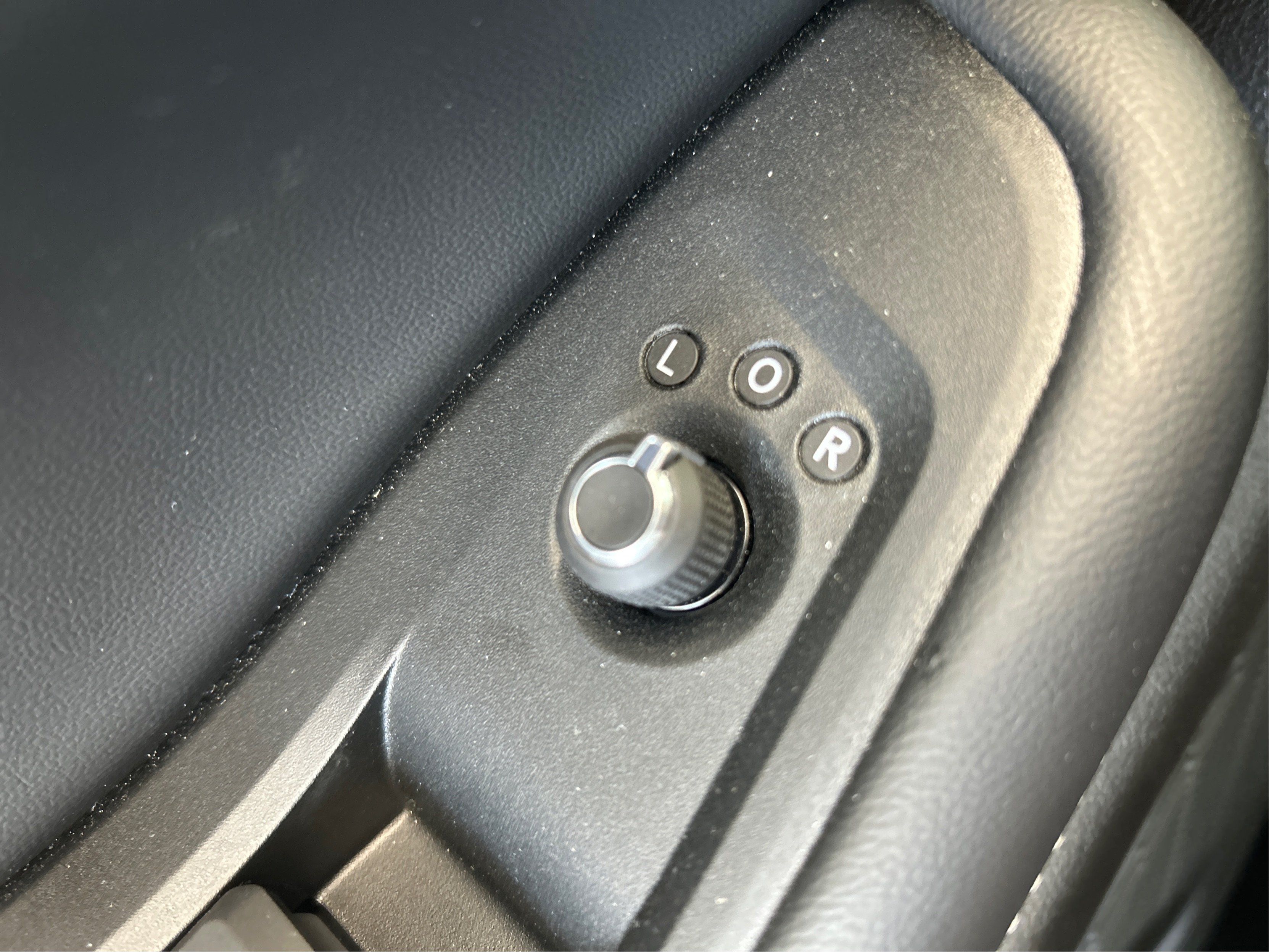 New 2026 Diamond Black Crystal Pearlcoat Jeep Laredo image 30