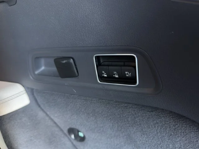 Used 2020 Gray Mercedes-Benz 4MATIC® image 33