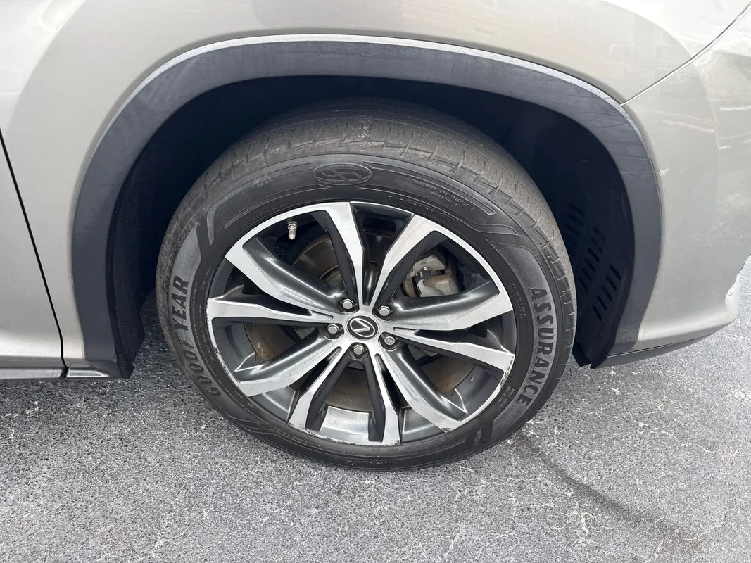 Used 2018  Lexus FWD image 11