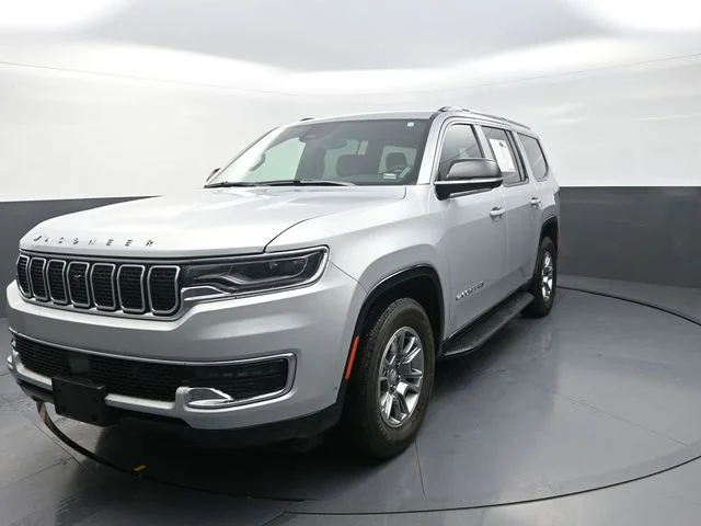 Used 2023 Silver Jeep Base image 5