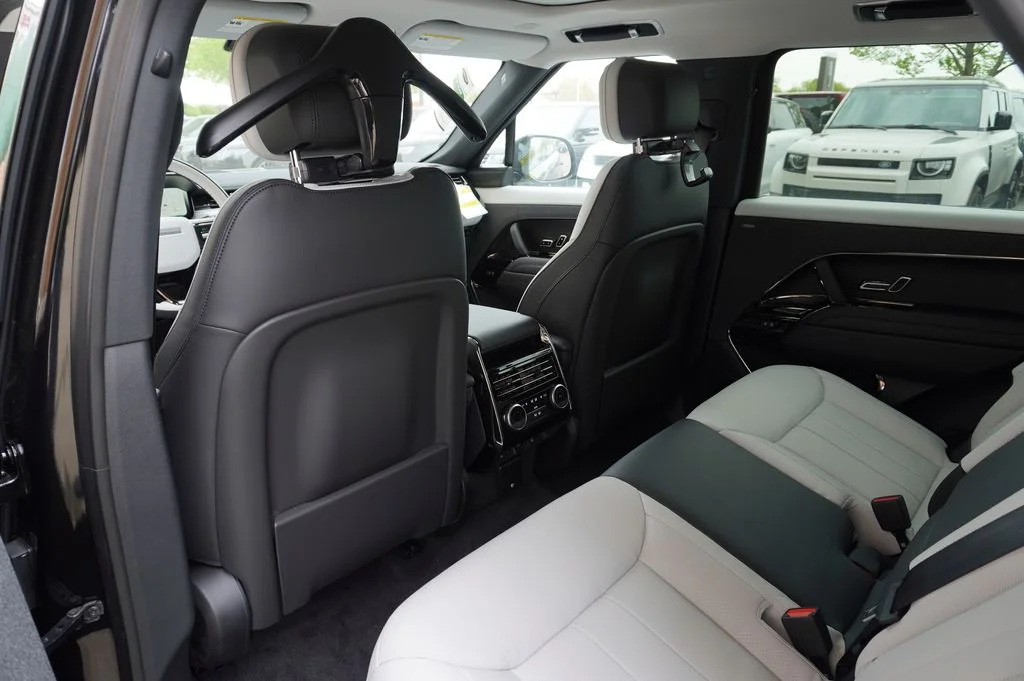 New 2026 Santorini Black Land Rover Dynamic SE image 33