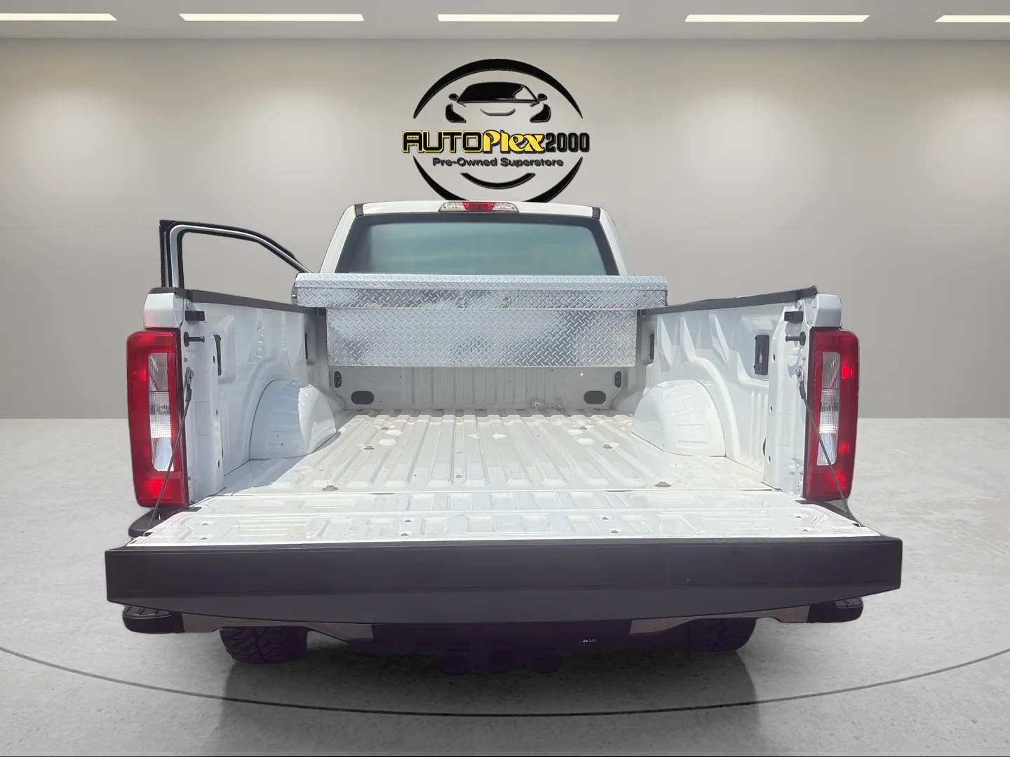 Used 2018 White Ford XL image 9